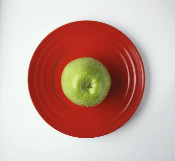 Green Apple Red Plate — Stock Photo, Image