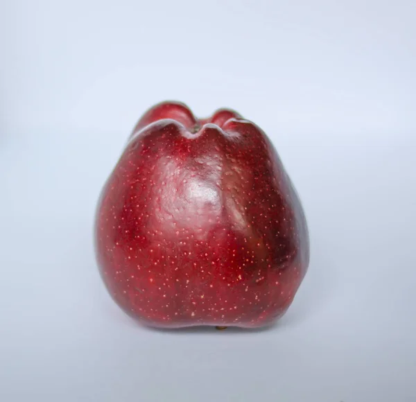 Gros Plan Pomme Rouge Sur Fond Clair — Photo