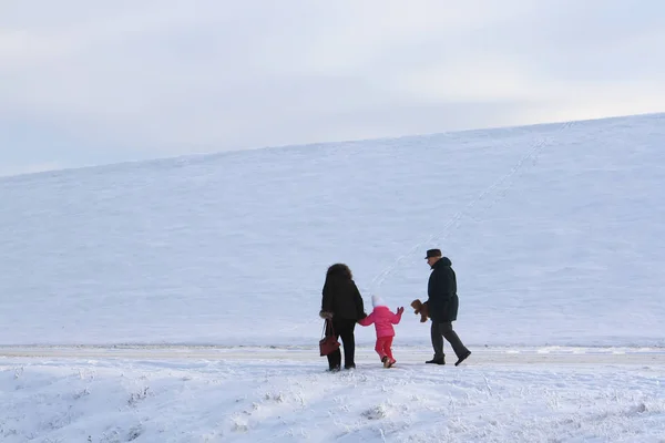 Young Family Winter Mountains —  Fotos de Stock