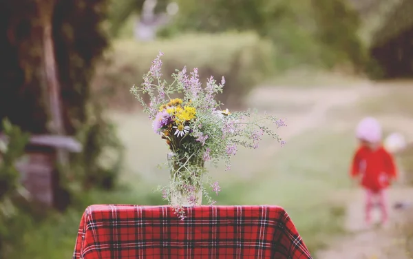 Blumenstrauß Auf Dem Kleinen Tisch — Stockfoto