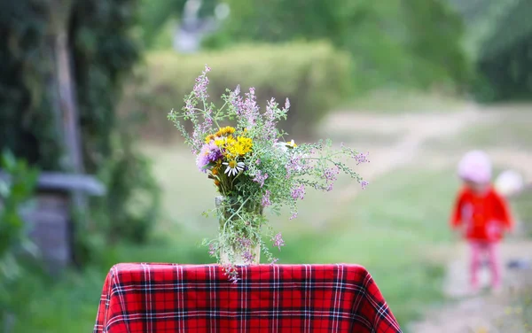 Sommerstrauß Auf Dem Tisch Freien — Stockfoto