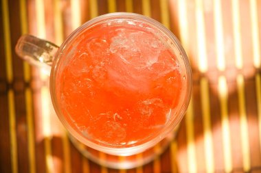 Buz ve kızılcık ile kokteyl serinletici