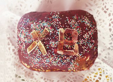 Rus dekoratif harfli Paskalya tatlı ekmeği..