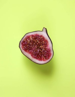 Taze incir meyve ışık arka plan üzerine dilimlenmiş.