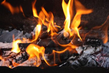 Açık havada yanan ateşi