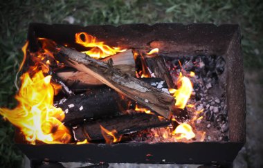 Şöminede yakacak odun, yakın plan.