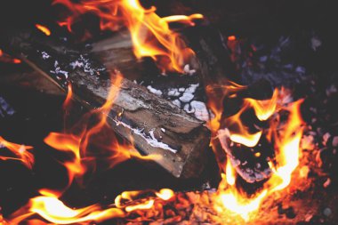 Şöminede yakacak odun, yakın plan.