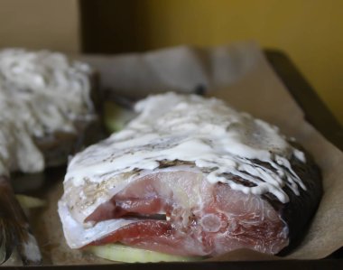 Pişirmek için malzemeli taze balık..