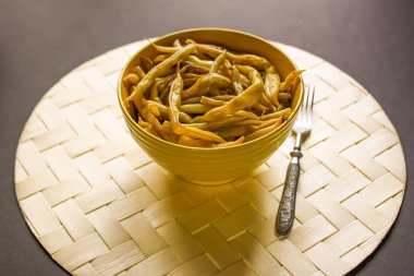 Sarı seramik bardakta kızarmış uzun Fransız fasulyesi..