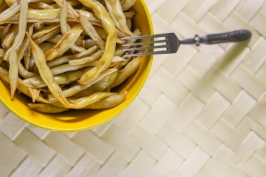 Sarı seramik bardakta kızarmış uzun Fransız fasulyesi..