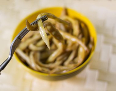 Sarı seramik bardakta kızarmış uzun Fransız fasulyesi..