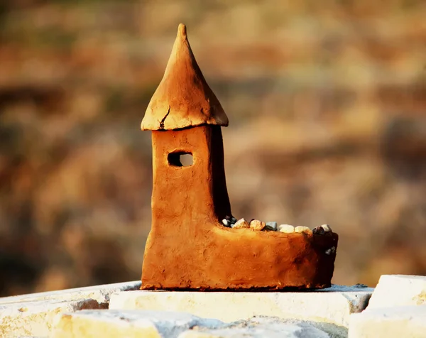 自制的玩具 用粘土和石头建成的小城堡 — 图库照片