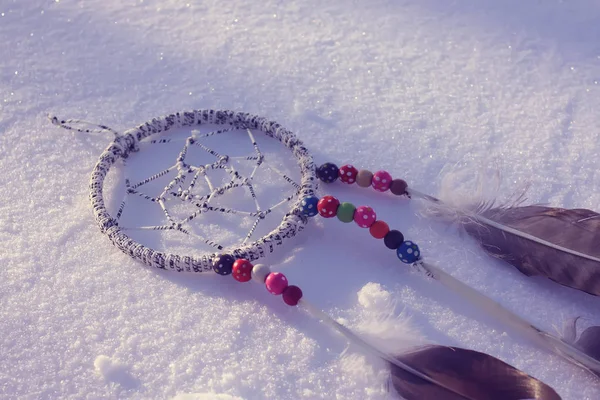 Acchiappasogni Sfondo Neve Decorazione Fatta Mano Con Piume Perline Colorate — Foto Stock