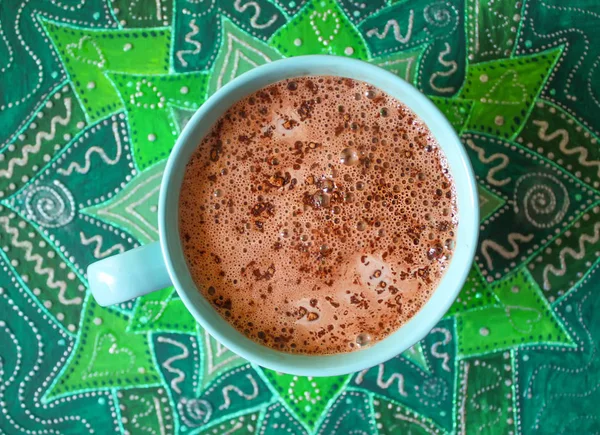 Heißer Kakao-Drink mit Milch in Keramiktasse. — Stockfoto