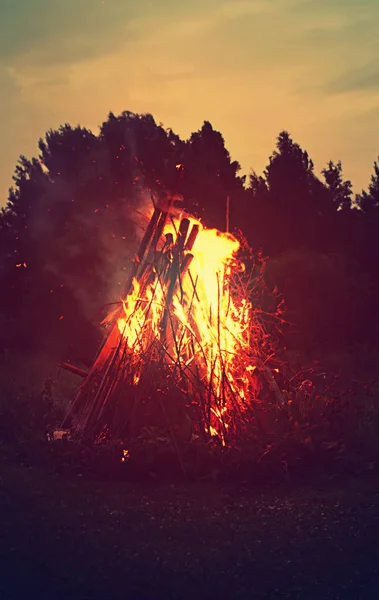 Flamme de feu de joie à l'extérieur — Photo