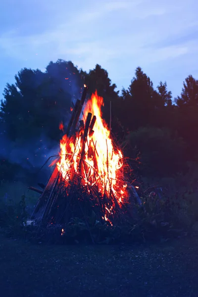 Lagerfeuer lodert im Freien — Stockfoto