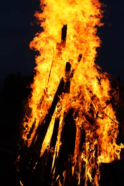 Płomień ogniska na zewnątrz — Zdjęcie stockowe