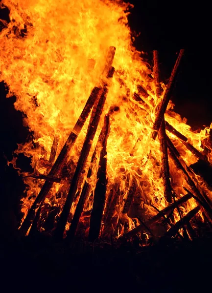 Flamme de feu de joie à l'extérieur — Photo