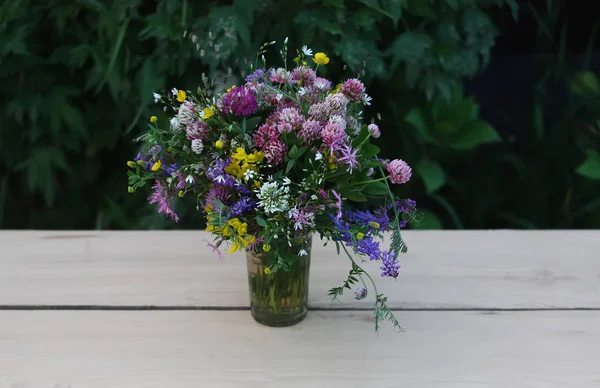Boeket van wilde bloemen op tafel — Stockfoto