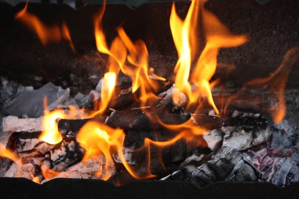 Brandende vuur buitenshuis — Stockfoto