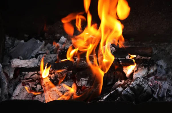 Buiten de vlam van vuur — Stockfoto