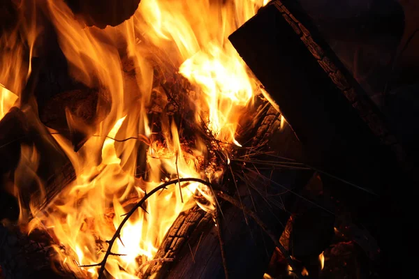 Buiten de vlam van vuur — Stockfoto