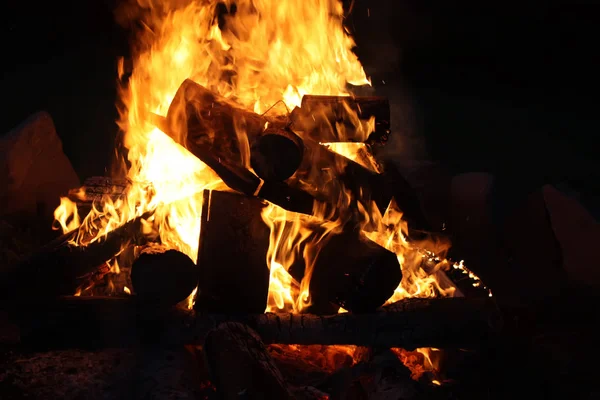 Queimando fogo ao ar livre — Fotografia de Stock