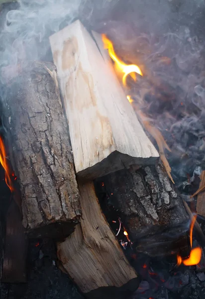 烧烤烹调时在火盆中燃烧的炽热的柴火. — 图库照片