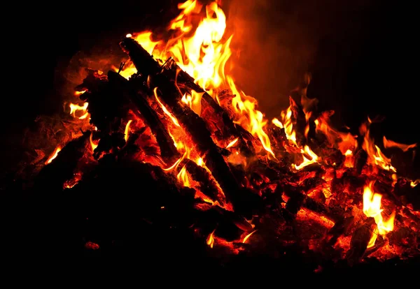 屋外は燃え盛る火 — ストック写真