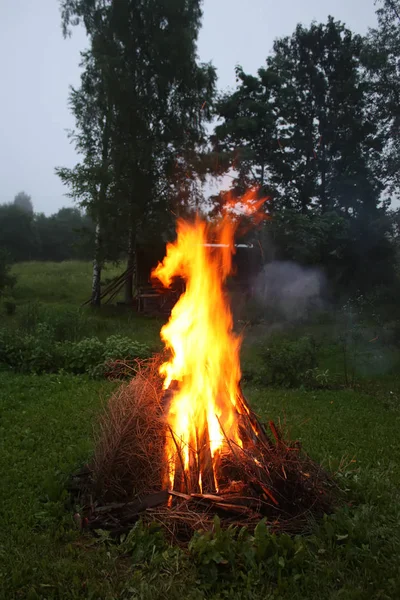 Φωτεινό Φωτιά Φλόγα Στον Αγροτικό Τομέα Στο Βράδυ — Φωτογραφία Αρχείου