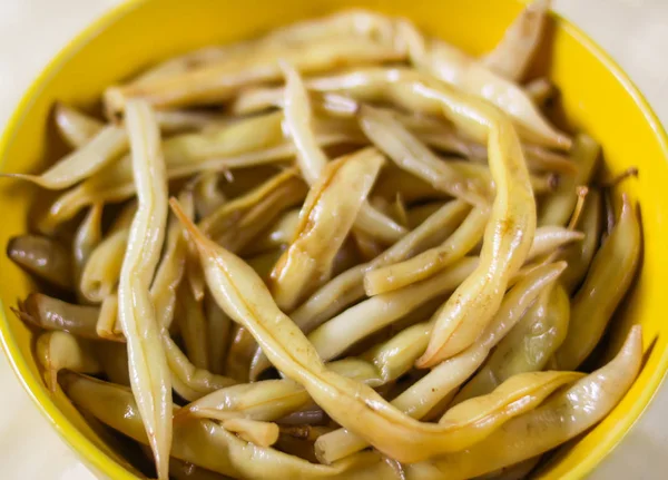 Sarı seramik bardakta kızarmış uzun Fransız fasulyesi..