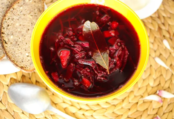 Красный борщ или свекольный суп со сметаной — стоковое фото