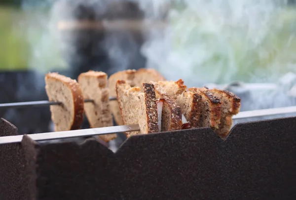 Chleb i mięso na szpikulcu — Zdjęcie stockowe