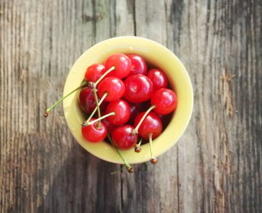 Açık havada kırmızı taze kirazlar kapanıyor.