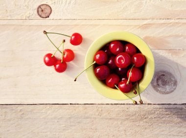 Açık havada kırmızı taze kirazlar kapanıyor.