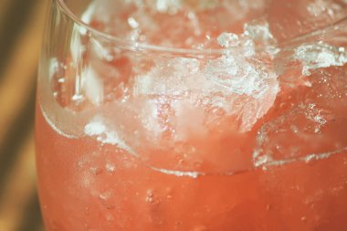 Soğuk taze limonata bardakta, yakından.