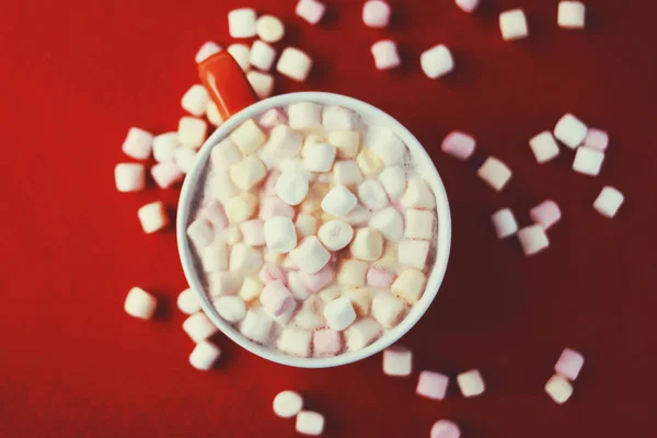 Bebida Cacau Com Marshmallows Copo Laranja Fundo Vermelho — Fotografia de Stock