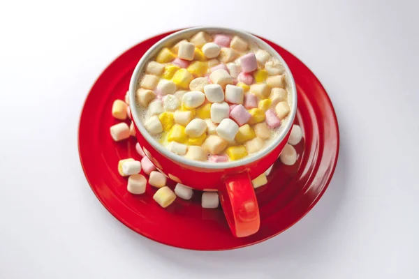 Kakaogetränk Mit Marshmallows Orangefarbener Tasse Auf Rotem Hintergrund — Stockfoto