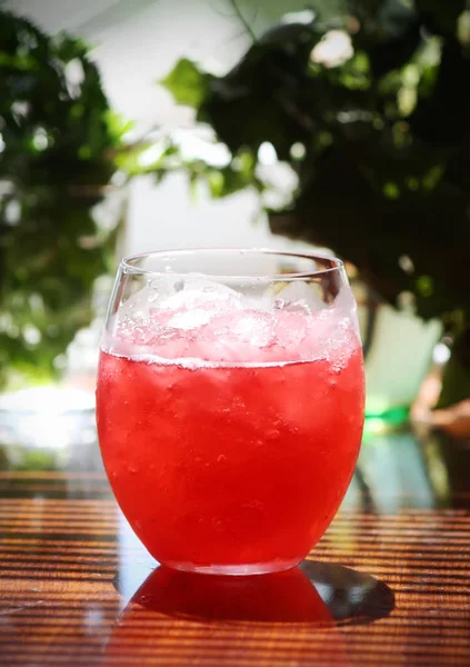 Освежающий холодный розовый коктейль — стоковое фото