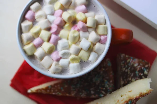 Kakaogetränk Mit Marshmallows Und Süßen Hausgemachten Kuchen Einem Hölzernen Tablett — Stockfoto