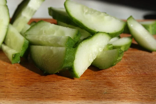 Fatias Pepino Verde Fresco Uma Placa Madeira — Fotografia de Stock