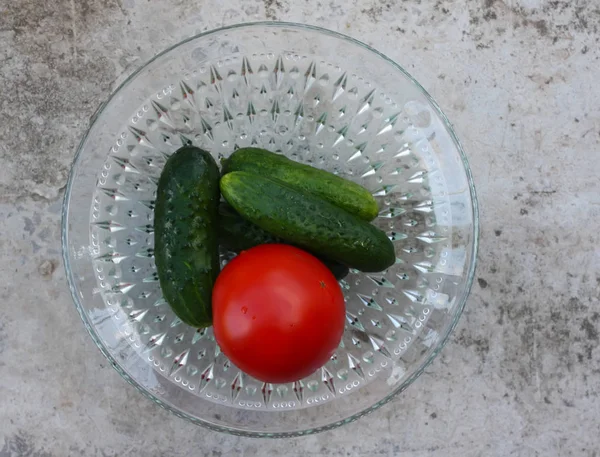 Frische Reife Gurken Und Tomaten Becher — Stockfoto