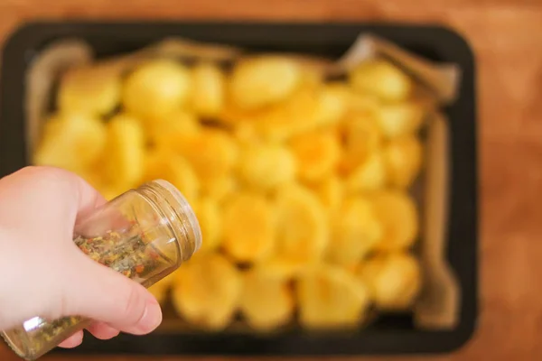 Patatas Crudas Preparadas Para Hornear Con Aromas Bandeja —  Fotos de Stock