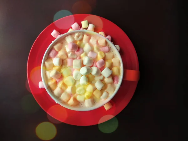 Bebida Cacau Com Pequenos Marshmallows Coloridos Fundo Vermelho — Fotografia de Stock