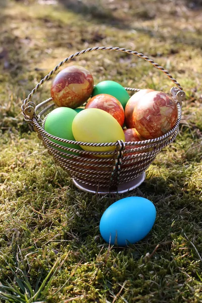 Oeufs Pâques Colorés Lumineux Dans Panier Sur Sol — Photo