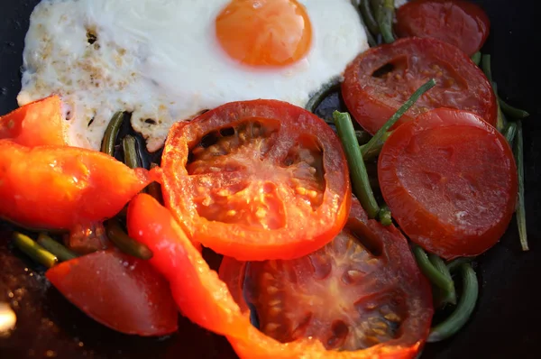 Gebakken eieren met tomaten — Stockfoto
