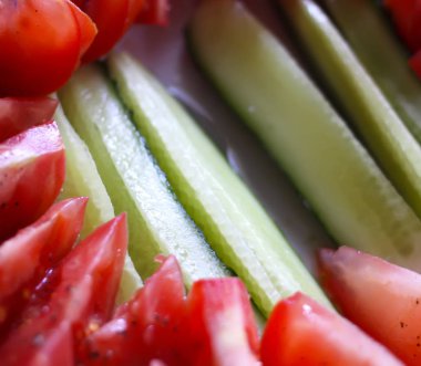 Taze domates ve salatalık dilimleri.