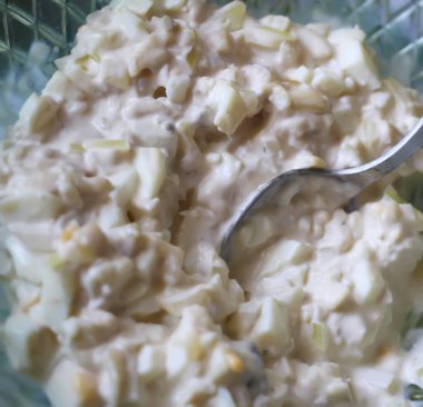 Soğanlı ve mayonezli kalamar salatası.