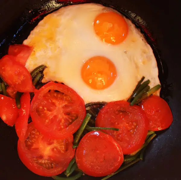 Huevos fritos con tomates — Foto de Stock