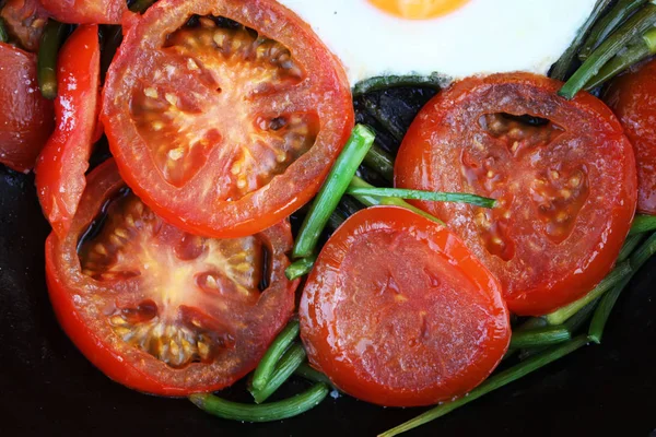 Œufs Frits Style Champêtre Aux Tomates Rouges Fraîches — Photo